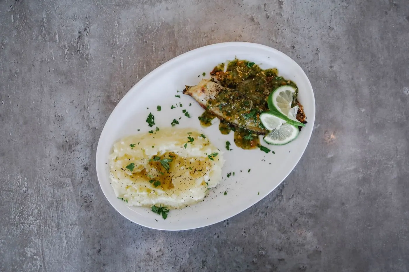 Pesce alla griglia impiattato