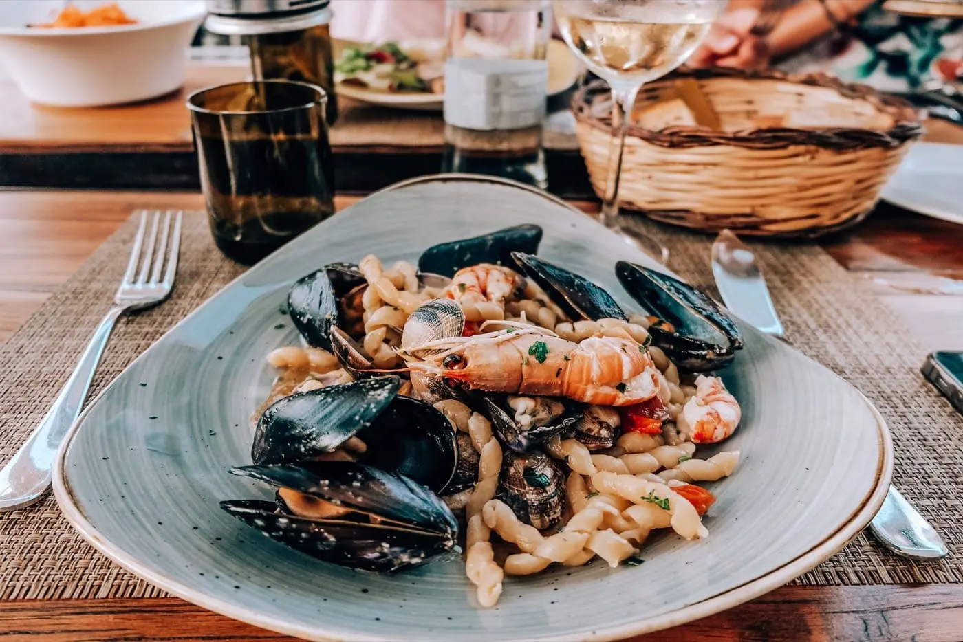 Un calice di bianco con il pesce